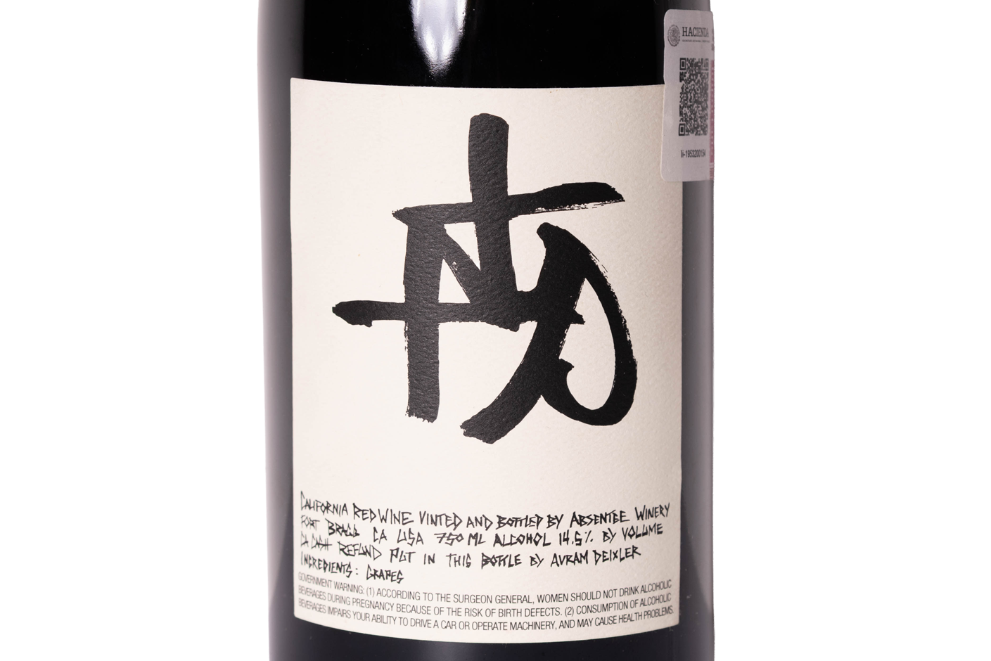 closeup de etiqueta de vino tinto natural XXP de Absentee winery