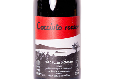 Close-up de la etiqueta del vino tinto natural Cocciuto Rosso 2021