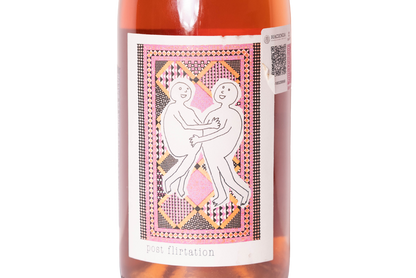 Close up de la etiqueta de vino rosado natural Post Flirtation NV de Martha Stoumen de California