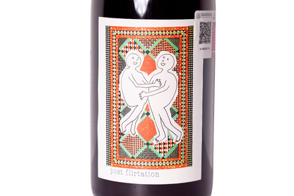 close up de vino tinto natural post flirtation 2023 de martha stoumen