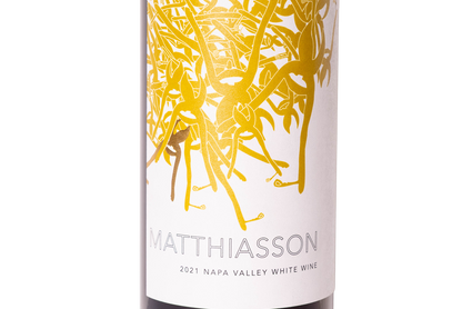 closeup de botella de vino blanco natural Matthiasson napa valley white wine 2021