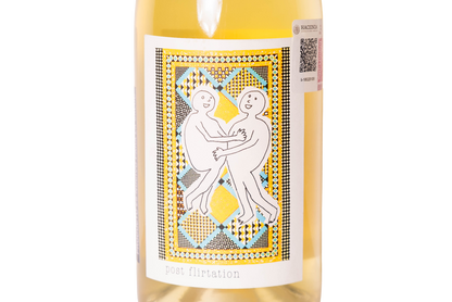 Closeup de etiqueta de vino blanco natural Post Flirtation 2023 de Martha Stoumen de Estados Unidos
