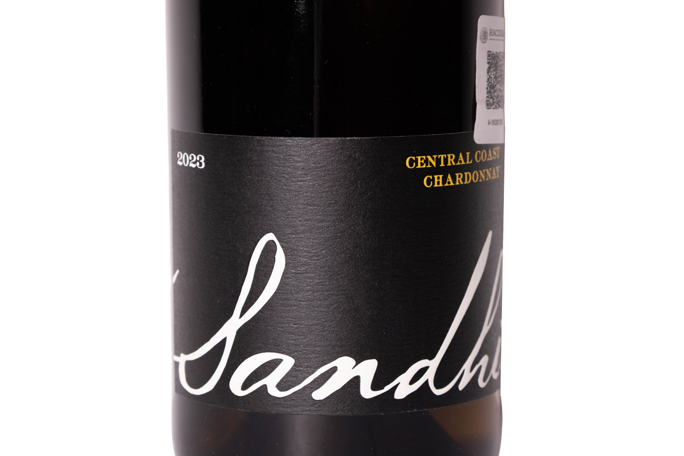closeup de etiqueta de vino blanco natural Central Coast Chardonnay 2023 de Sandhi de California