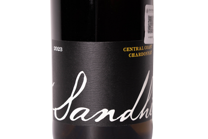 closeup de etiqueta de vino blanco natural Central Coast Chardonnay 2023 de Sandhi de California