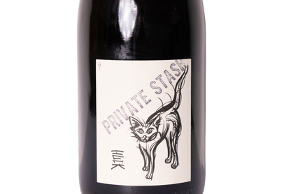 close up de etiqueta de pet nat Huck Private Stash 2020 de Absentee Winery
