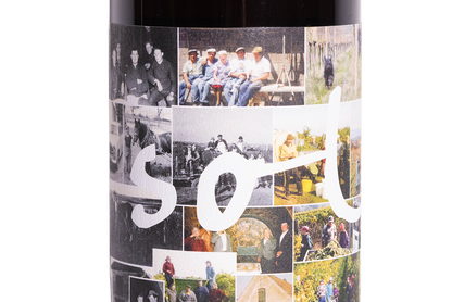 Botella de vino naranja Sol 2019 de Michael Gindl de Austria, closeup de etiqueta de vino Sol 2019 de Michale gindl de austria.