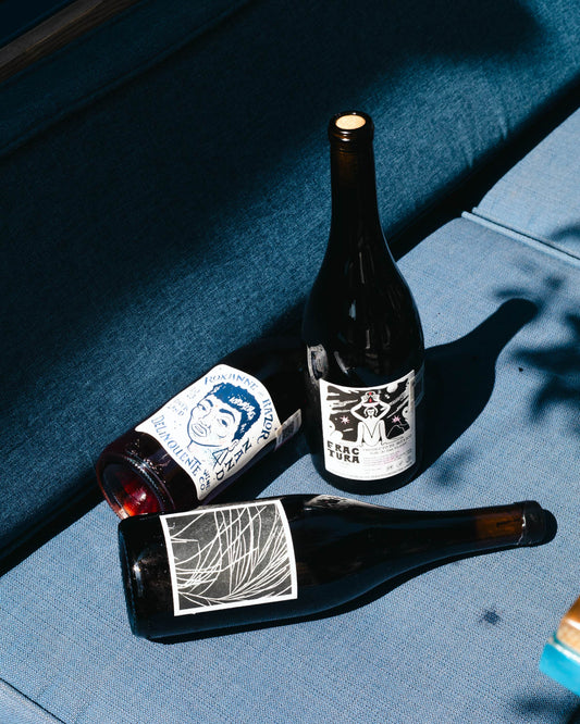 Foto de tres vinos tintos naturales roxanne the razor, fractura tinta y radicante