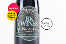 Cargar imagen en el visor de la galería, Vino natural, Vino en México, Vino orgánico, Vino biodinamico, Agricultura orgánica, Cosecha manual, Maridaje perfecto, Vinos veganos, Venta de vinos, Comercio local, Vinos mexicanos, Vinos internacionales, Sin sulfitos, Skin contact, Vino naranja, BK Wines, Carbonic Pinot Noir, Vino tinto, Australia
